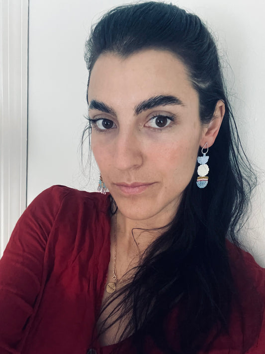 V multi-tiered winter cakes